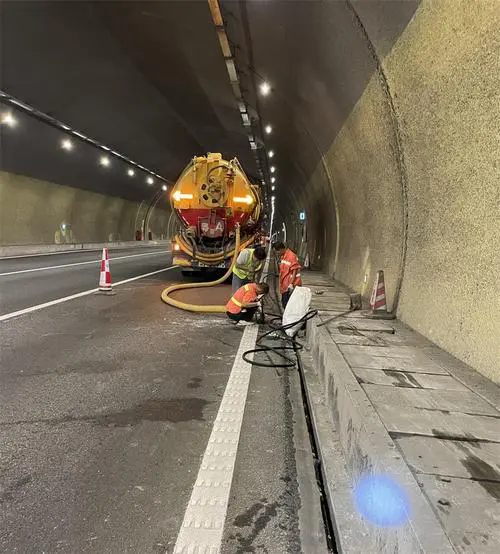 北流隧道排水渠清淤